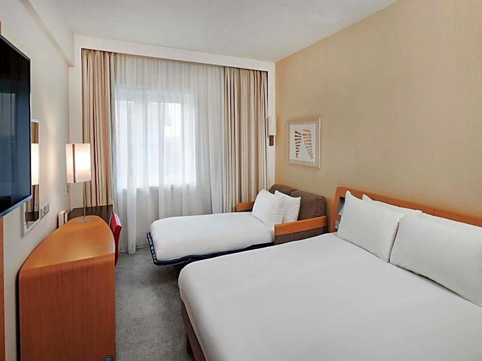 Novotel London West