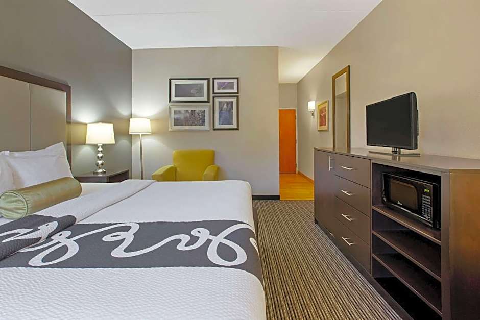 La Quinta Inn & Suites by Wyndham Detroit Metro Airport