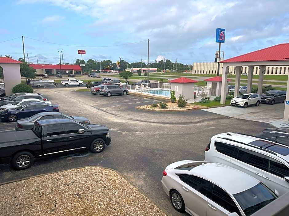 Motel 6 Abbeville, AL