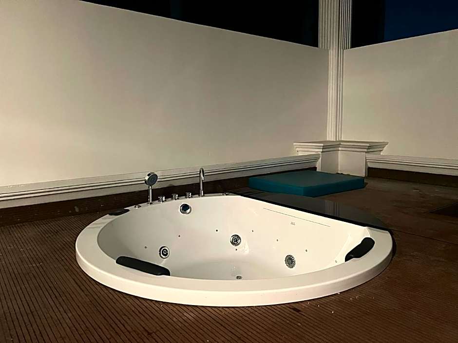 V20 Boutique Jacuzzi Hotel