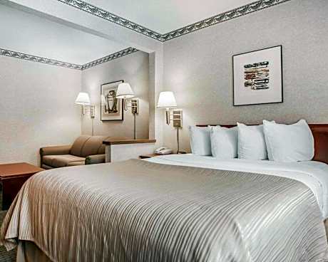 1 Queen Bed Suite Nonsmoking