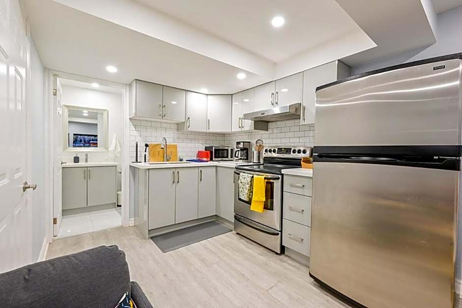 Stylish 2BR: w/free parking & streaming!