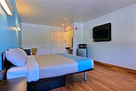 King Room with Roll-In Shower - Disability Access