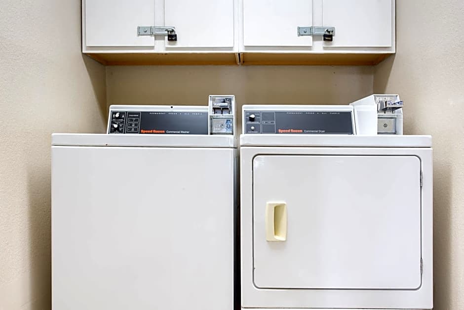 Super 8 by Wyndham Weston WV