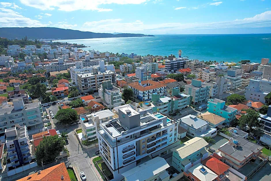 Adra 105 - Excelente apartamento no centro de Bombinhas - Rooftop com piscina e academia - À poucos metros da praia - (Consultar serviços de roupas de cama e banho)