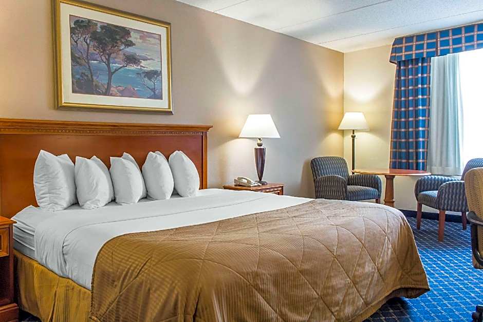 Clarion Hotel & Conference Center Ronkonkoma MacArthur Airport