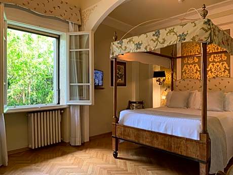 Double Room with Four Poster Bed - Ground Floor