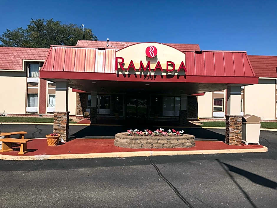 Ramada by Wyndham Albert Lea
