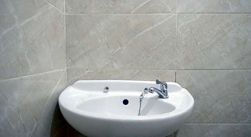 RedDoorz near Kawasan Simpang Lima Area