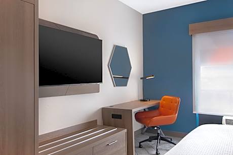 Standard King Room with Roll-in Shower - Mobility Accessible