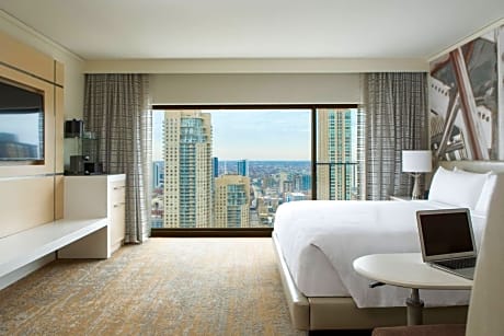 Club level, Guest room, 1 King, City view, High floor