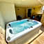 La Maison des Vendangeurs - TABLE D'HÔTES - Jacuzzi - Balnéo SPA - ACCES Piscine pour chambre Grafitti et chambre La Tour