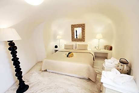 Olive - Superior Cave Suite with Hot Tub and Caldera View