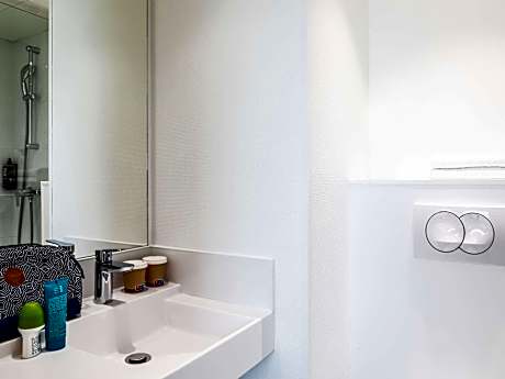 Room with a double bed adapted for people with reduced mobility