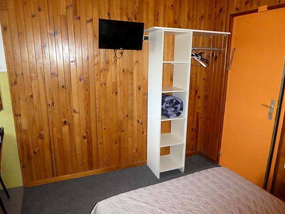 eTANIT ! Parking VélO, Etape Bicycle - 1mn a toute Connection Bus,Train et Aéroport - Calme Plein Centre de Beziers pour visiter,manger - Chambres Climatisées, Spacieuses Amenagees pour Singles, Couple, et ou Familles - Consigne et Petit Dej en plus