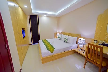 Deluxe King Room (10% off on Food & Beverage)