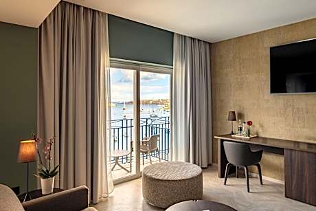 Deluxe Suite (1 King Bed and 2 Twin Beds)