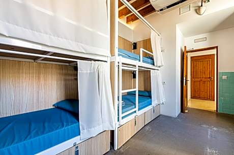 Bed in 16 -Bed Mixed Dormitory Room