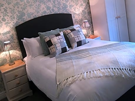 Double room-Ensuite with Shower-Lake View