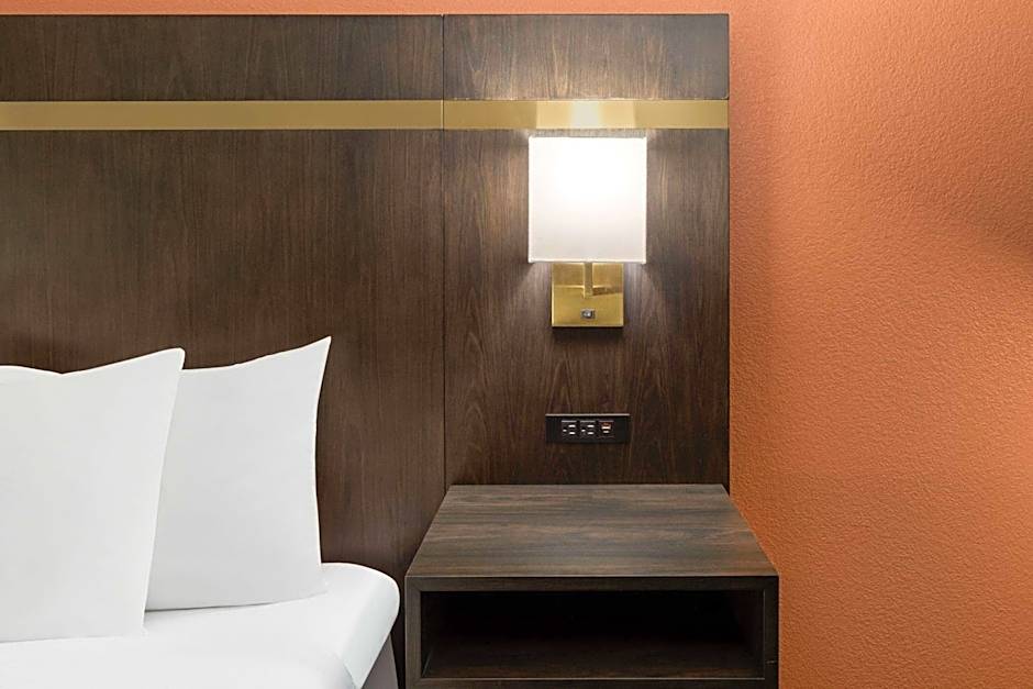 La Quinta Inn & Suites by Wyndham Olathe