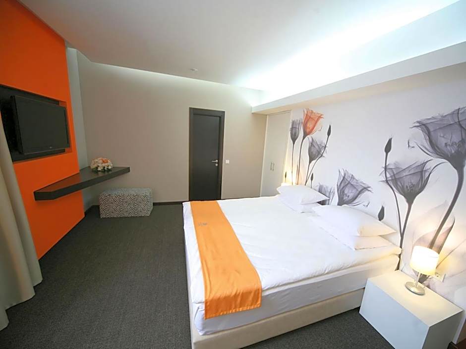 City Park Hotel by CHM