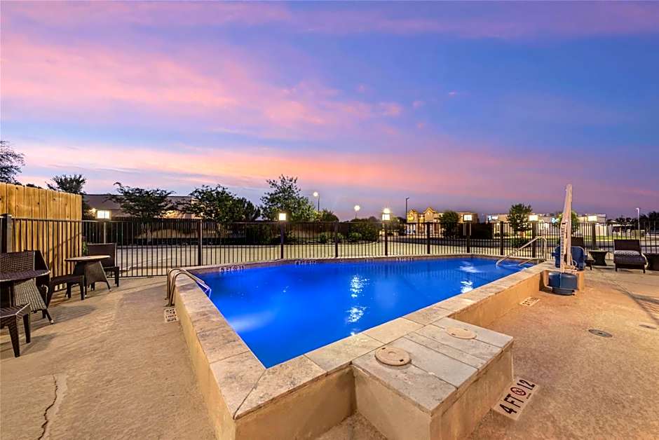 Best Western Green Oaks Inn & Suites