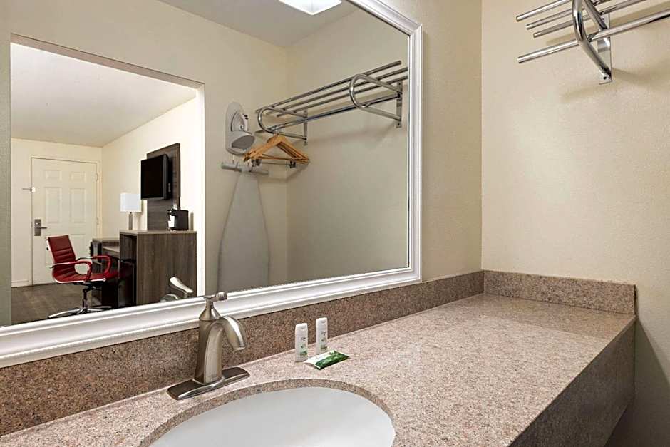 Ramada by Wyndham Kingman