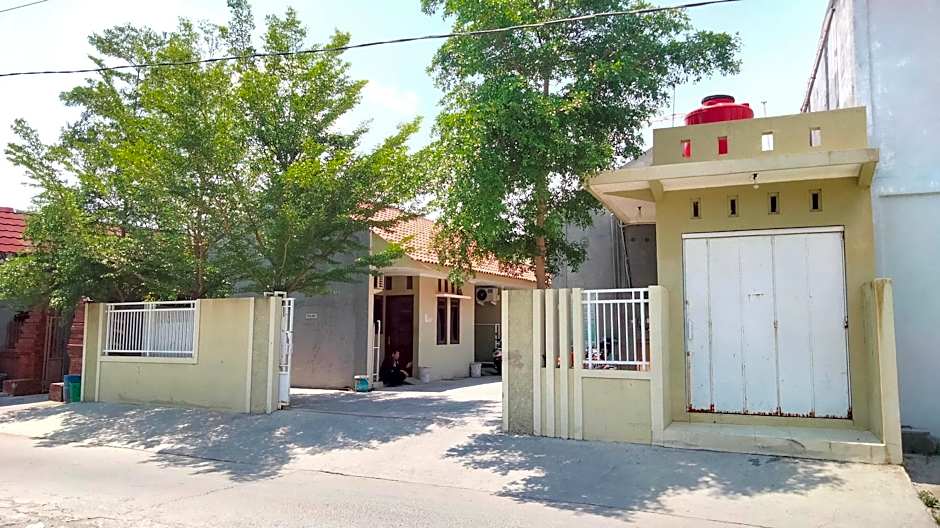 Wisma Mutiara near Alun Alun Demak Mitra RedDoorz