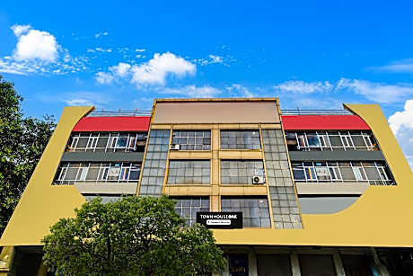 Super Townhouse Oak PTC Indore Junction