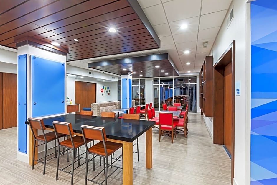 Holiday Inn Express & Suites Coffeyville By IHG