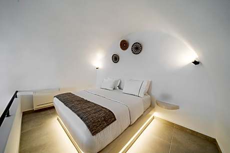 Deluxe Suite with Caldera-Sea View and Private Outdoor Hot Tub