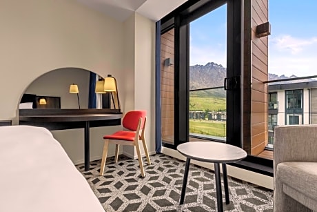 Accesible King Room with Balcony and Mountain View 