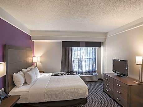 1 King Bed, One-Bedroom Mobility Accessible Suite, Tub w/ Grab Bars Non-Smoking