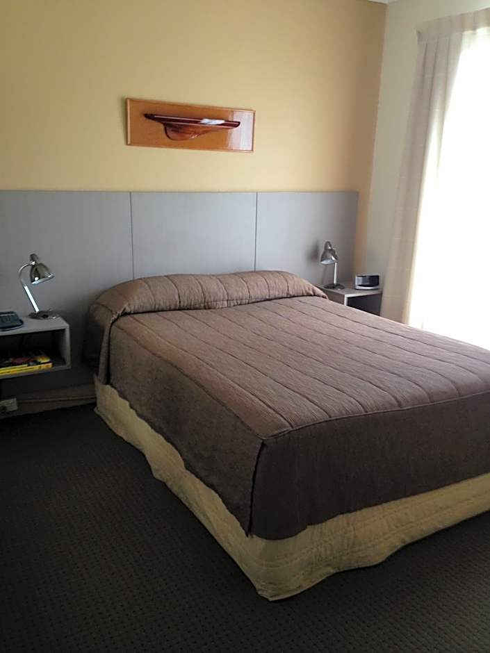 Francis Phillip Motor Inn and The Lodge