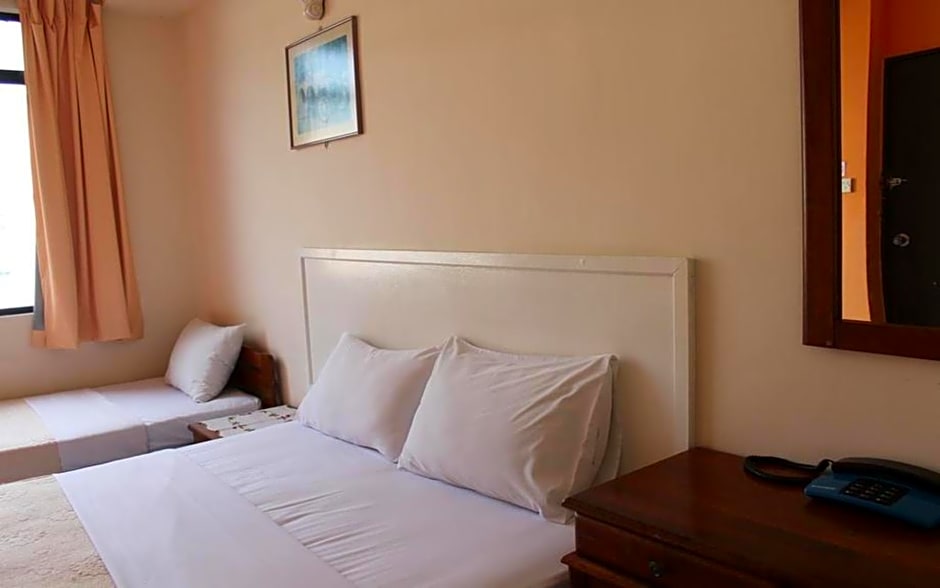 Victoria Hotel And Hostel