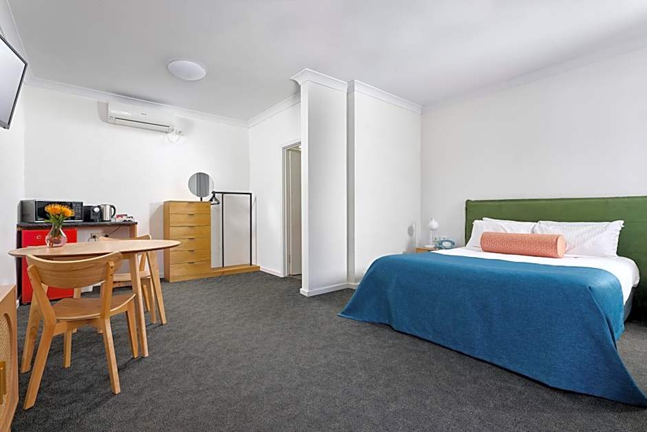 Baileys Parkside Motel by VetroBlu