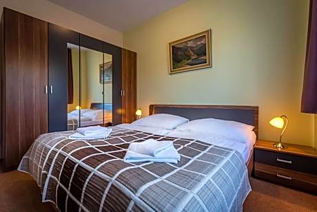 Apartment with Mountain View