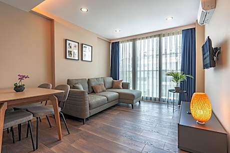 Deluxe One-Bedroom Apartment