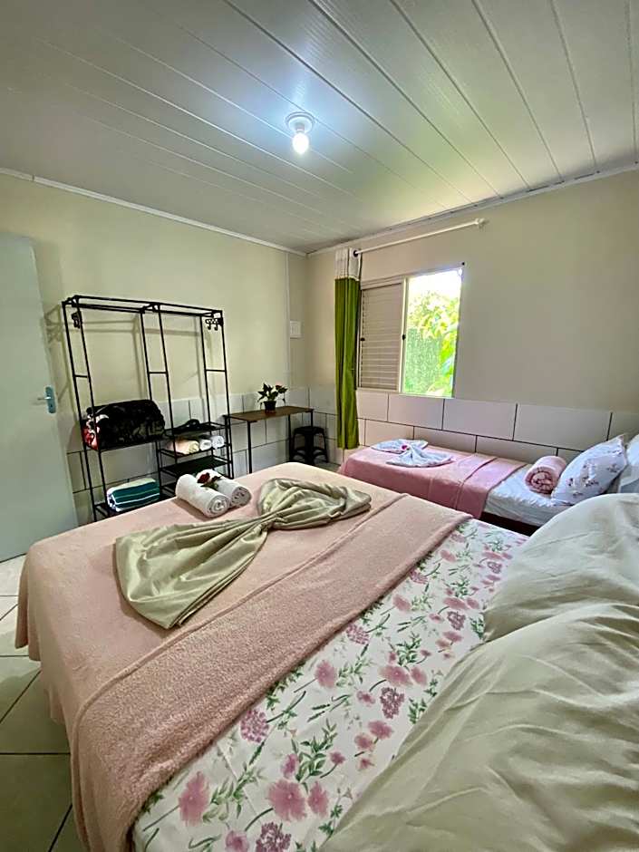 Ambiente ideal para famílias, casa conjulgada com Wi-Fi rápido, cozinha exclusiva e equipada, varanda com churrasqueira - A apenas 1 km da praia e 5 km da charmosa Praia da Vila