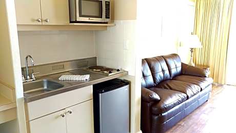 Deluxe King Suite - Non-Smoking