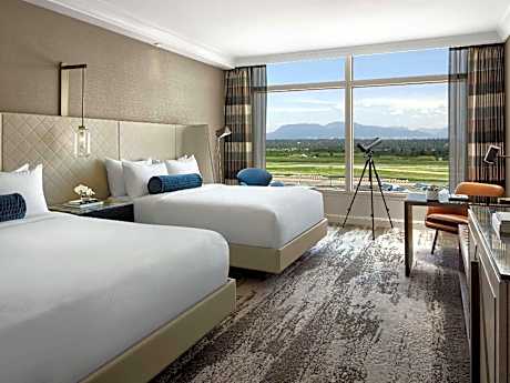 FAIRMONT GOLD 2 Queen - 411sf, 38sm. Top floor,  24hr lounge access.