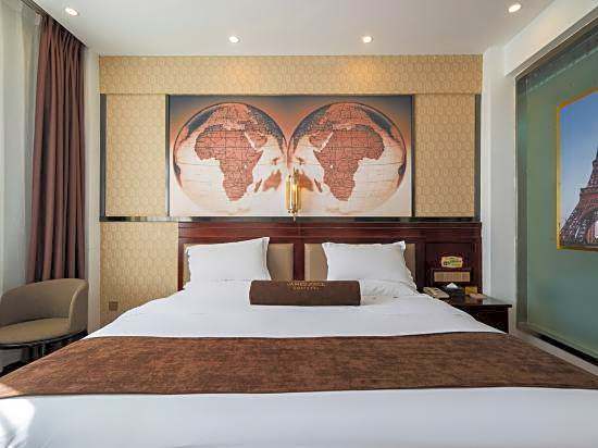 James Joyce Coffetel Dali Erhai Wetland Park