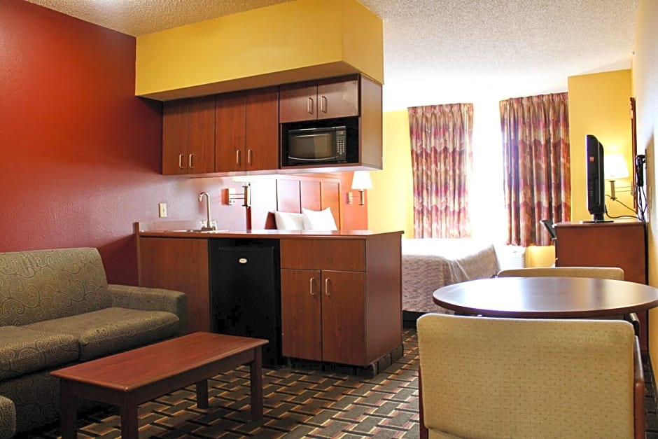 HomeTown Inn & Suites