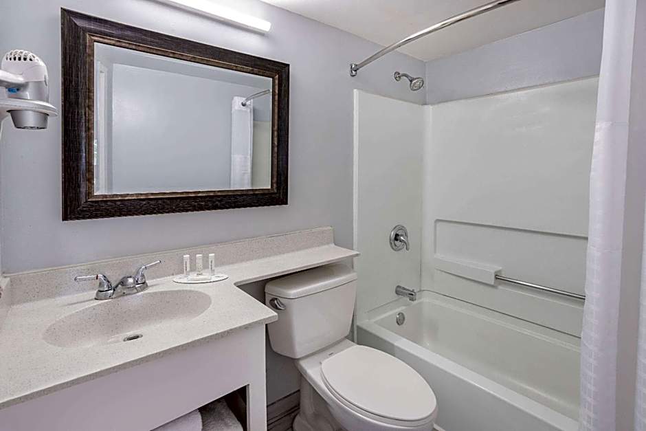 Days Inn & Suites by Wyndham Williamsburg Colonial