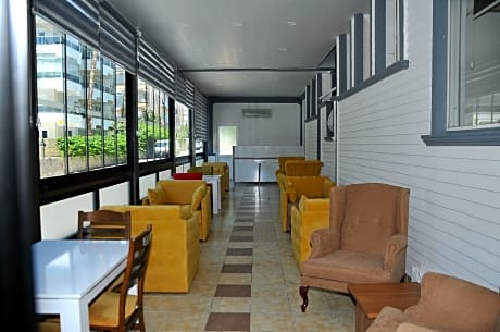 Cleopatra King Apart