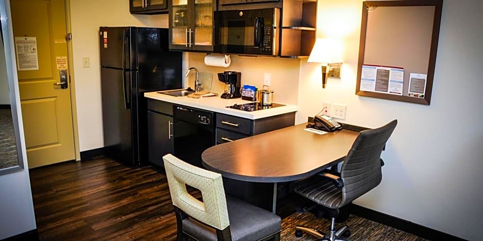 Candlewood Suites Pearl By IHG