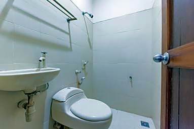 RedDoorz near Pasar Pagi 2 by Cassana