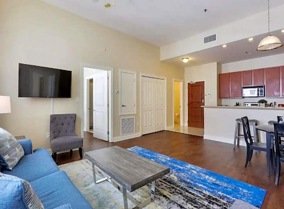 Amazing Condos Beautiful View 2 Blocks To French Quarter, Small Rooftop Pool, Gym, Seanger Theater, Super Dome, And Bourbon St