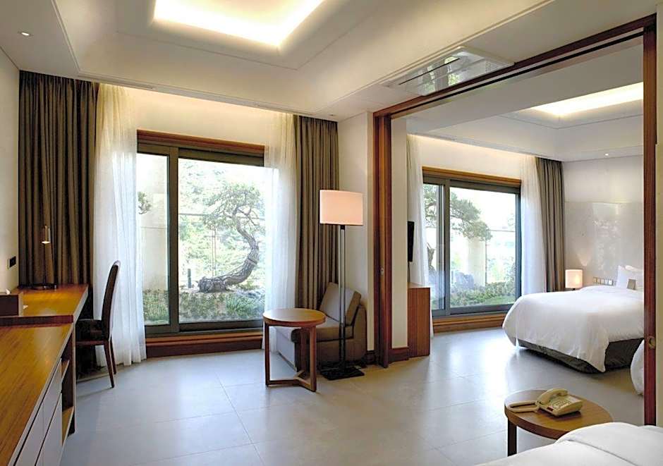 Pinegrove Hotel