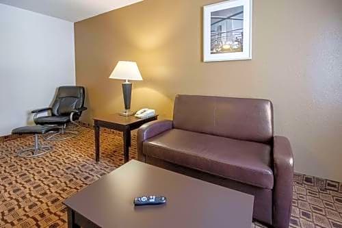 Quality Suites Airport Wichita